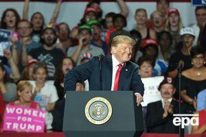 Бывшая директор по коммуникациям Белого дома утверждает, что Трамп жевал и проглатывал бумагу