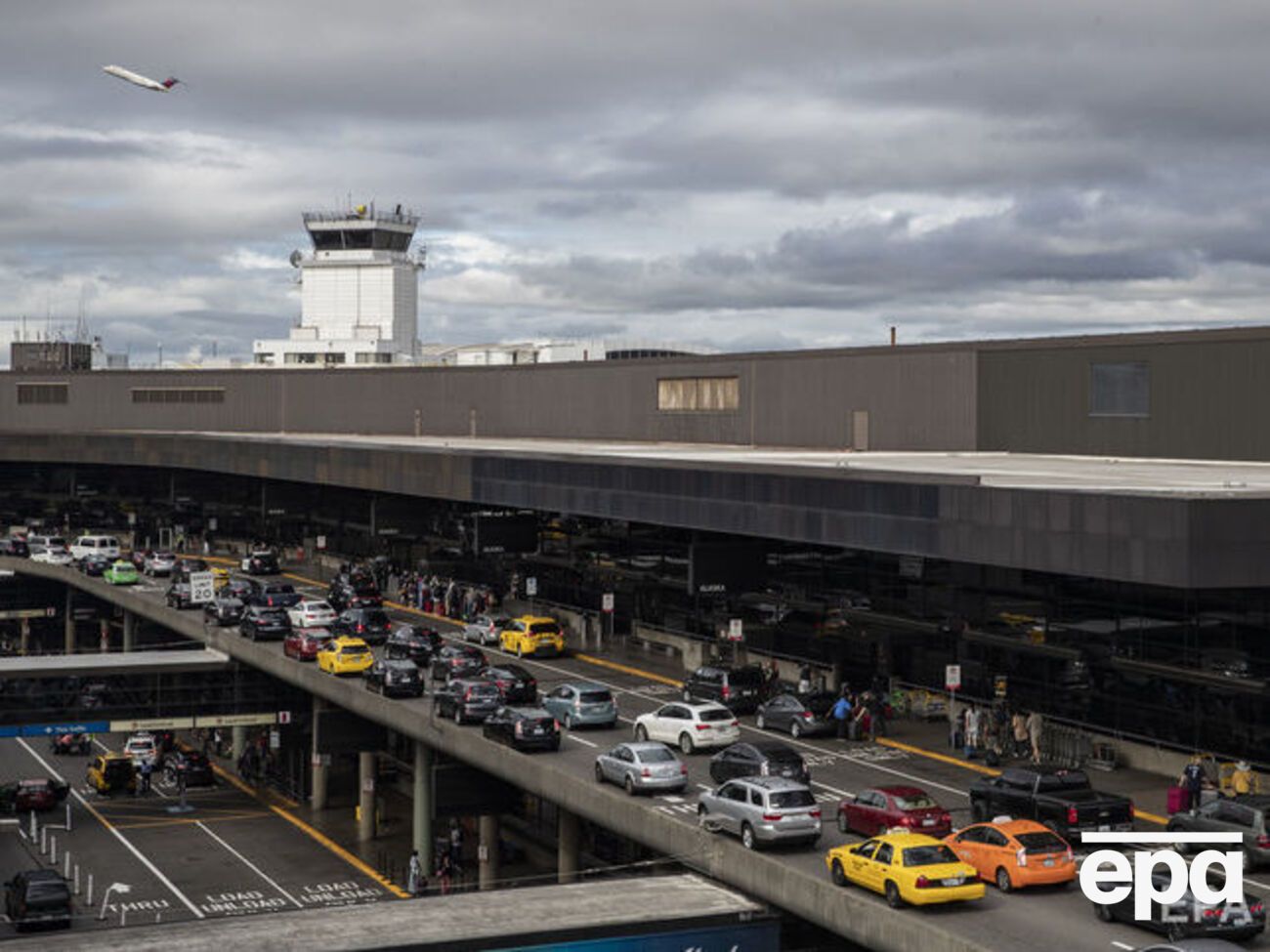 Угонщик самолета в Сиэтле вел разговоры с диспетчером аэропорта перед падением