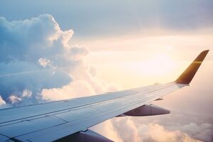 По словам чиновников, самолет разбился возле аэропорта Оксибил