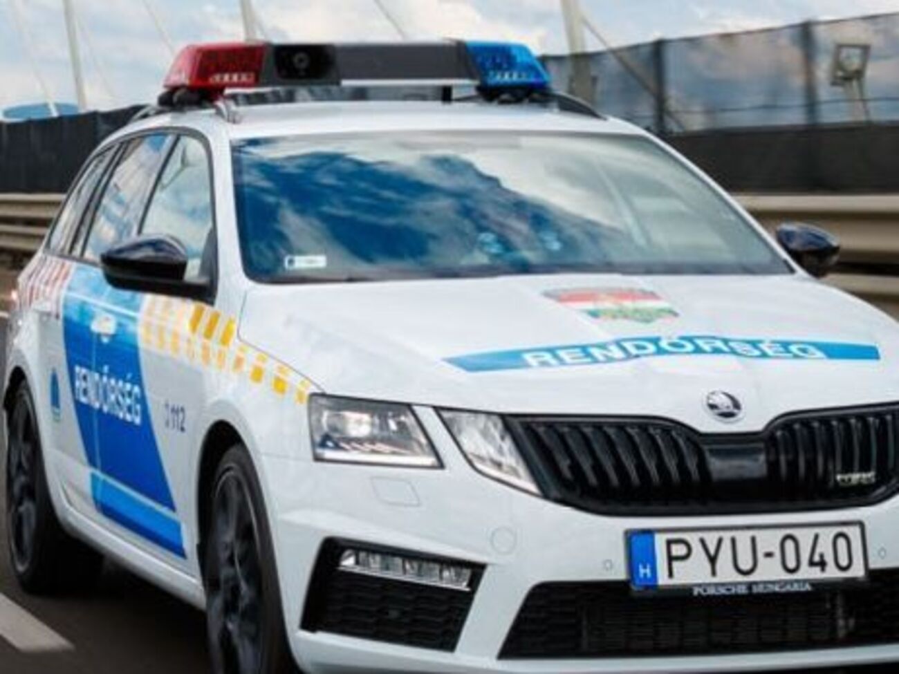 По предварительным данным полиции, микроавтобус с украинцами съехал с проезжей части и перевернулся