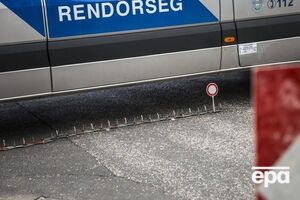 По предварительным данным полиции, микроавтобус съехал с проезжей части и перевернулся