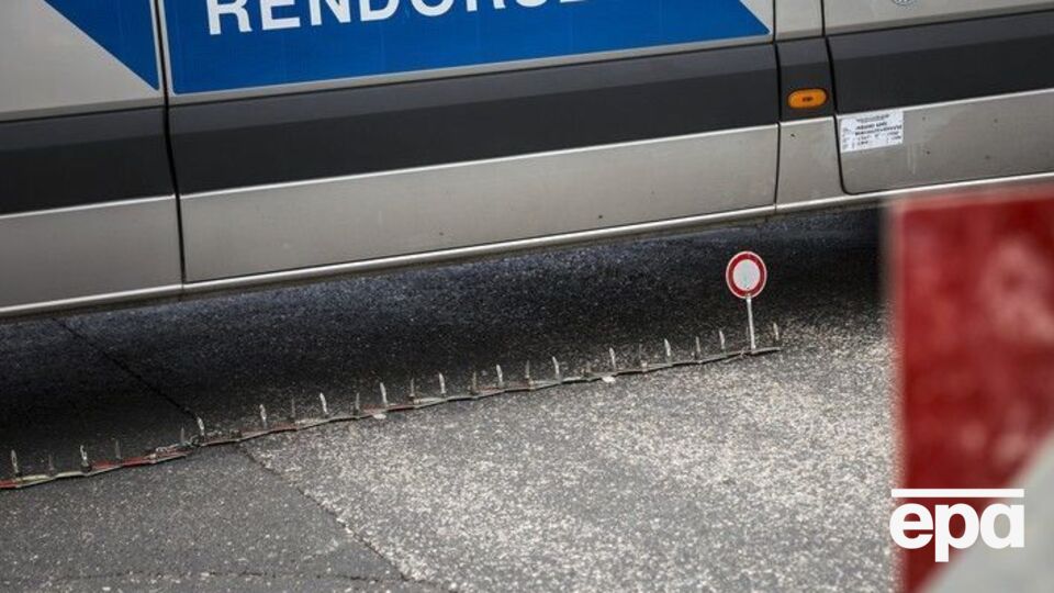 По предварительным данным полиции, микроавтобус съехал с проезжей части и перевернулся