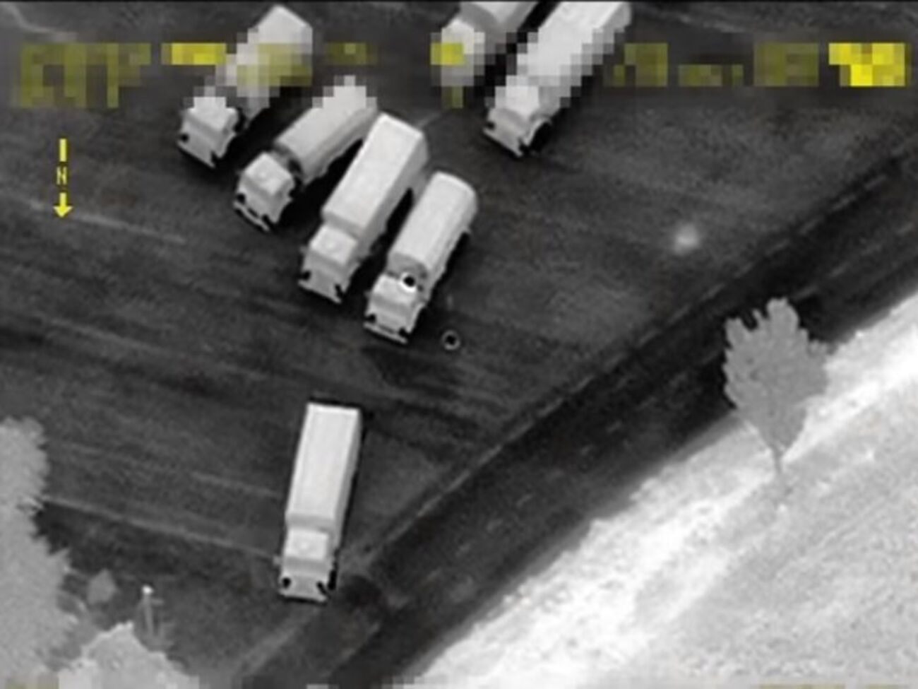 В районе российско-украинской границы колонна грузовиков свернула на грунтовую дорогу