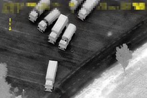 В районе российско-украинской границы колонна грузовиков свернула на грунтовую дорогу