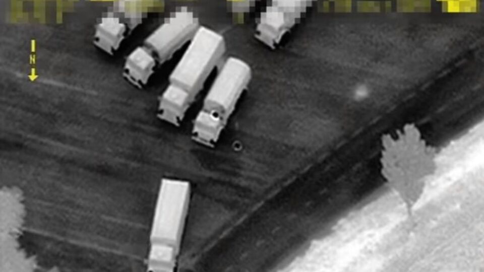 В районе российско-украинской границы колонна грузовиков свернула на грунтовую дорогу