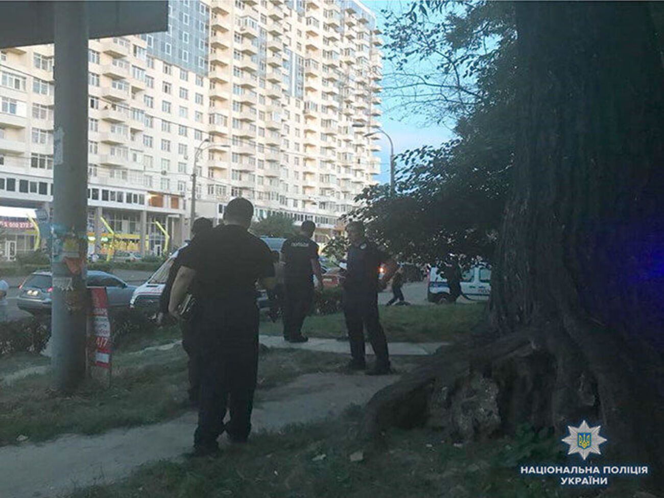 Поліцейські направлять на експертизу речові докази, вилучені з місця злочину