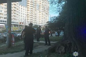 Поліцейські направлять на експертизу речові докази, вилучені з місця злочину