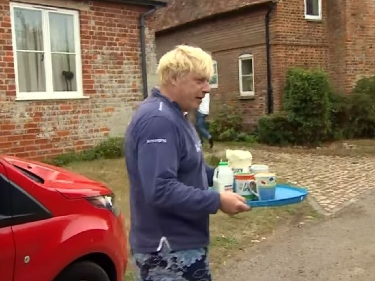 Джонсон виніс журналістам чай