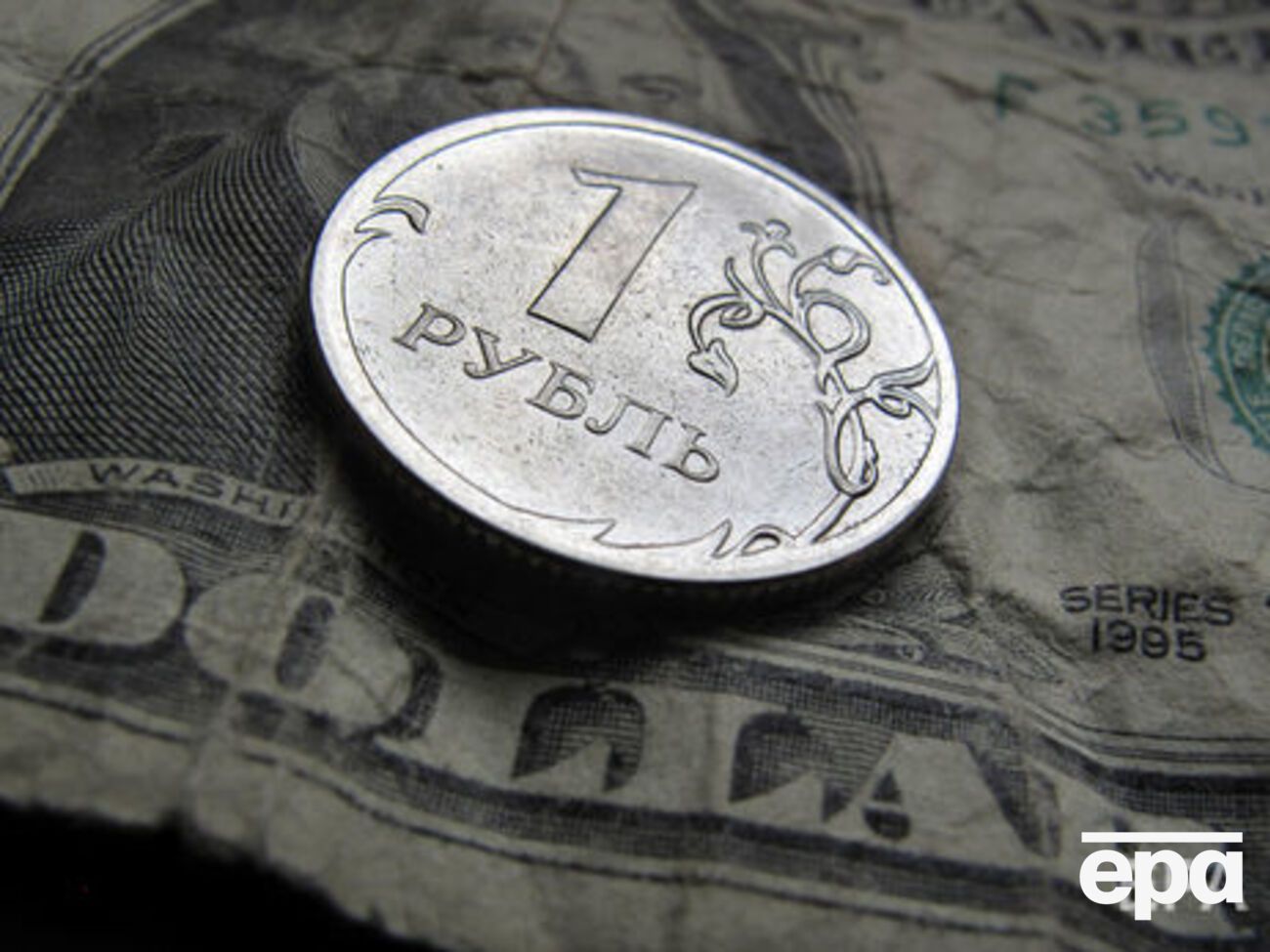 Курс рубля обновляет двухгодичный минимум
