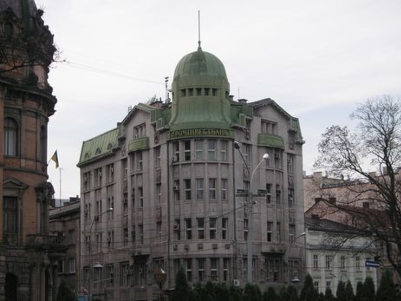 "Проминвестбанк" принадлежит российскому "Внешэкономбанку"