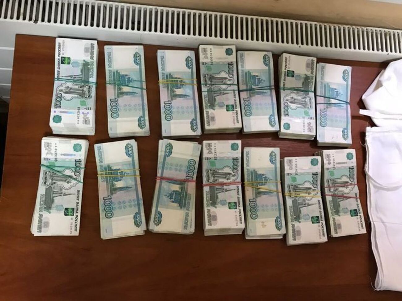 Под одеждой украинцев нашли 3 185 000 рублей