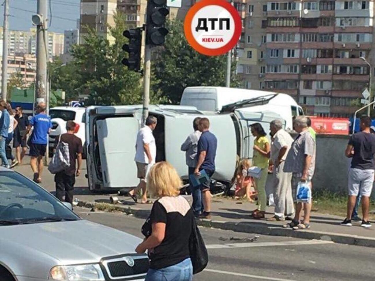 От удара "Волгу" вынесло на тротуар в толпу людей