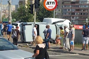 От удара "Волгу" вынесло на тротуар в толпу людей