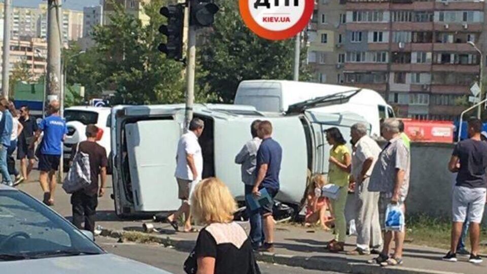 От удара "Волгу" вынесло на тротуар в толпу людей