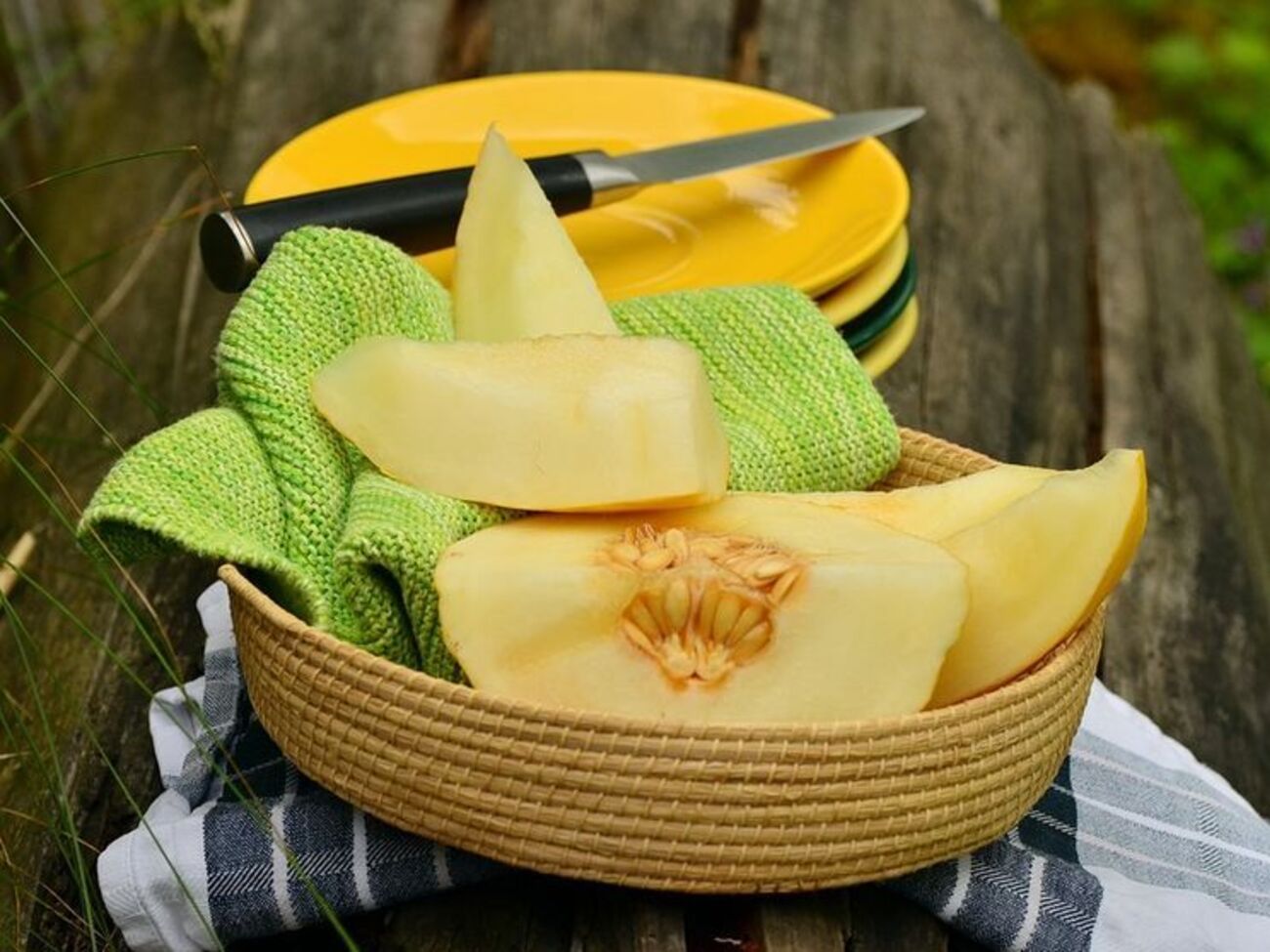 Диня на 90% складається з води