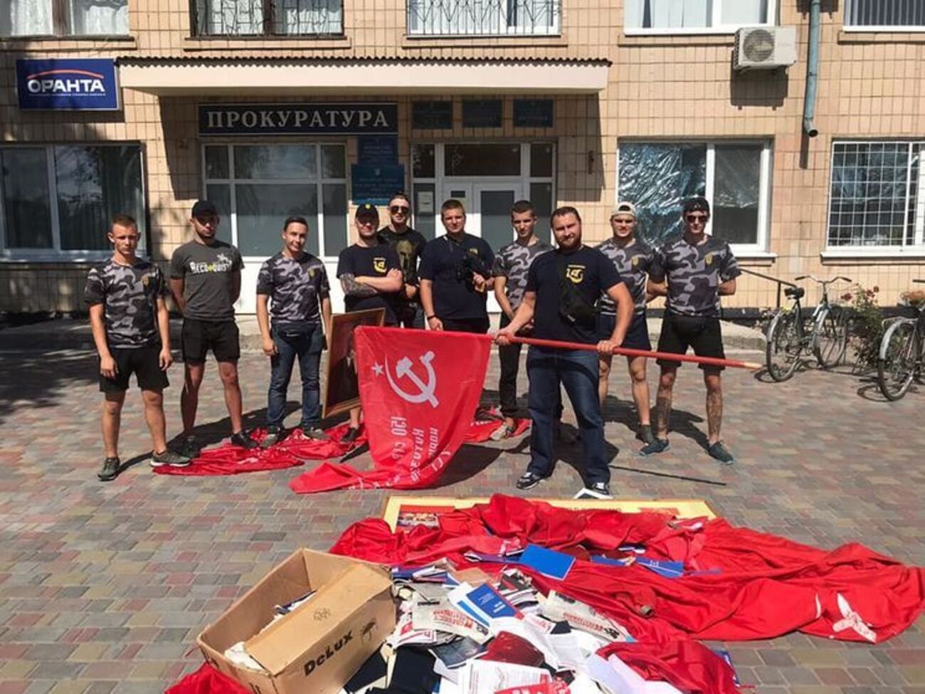 "Национальный корпус Полтавы" и "национальные дружины" вынесли символику из офиса Компартии