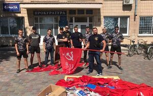 "Национальный корпус Полтавы" и "национальные дружины" вынесли символику из офиса Компартии