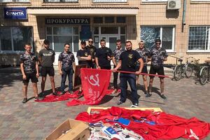 "Національний корпус Полтави" та "національні дружини" винесли символіку з офісу Компартії