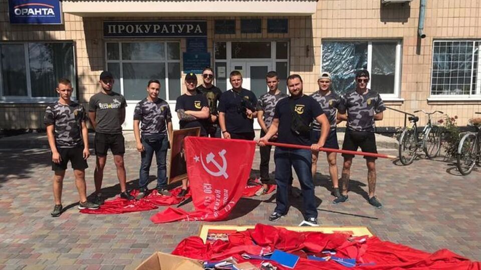 "Національний корпус Полтави" та "національні дружини" винесли символіку з офісу Компартії