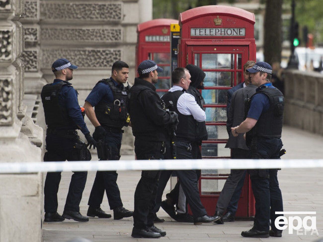 Полицейские остаются на месте происшествия