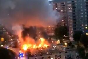 Десятки машин сожгли в нескольких городах Швеции