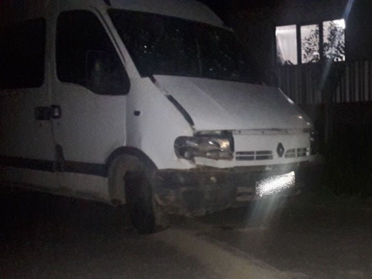 Водитель грузового микроавтобуса Renault не справился с управлением и съехал в кювет, сообщили в полиции