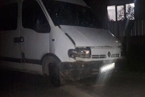 Водитель грузового микроавтобуса Renault не справился с управлением и съехал в кювет, сообщили в полиции