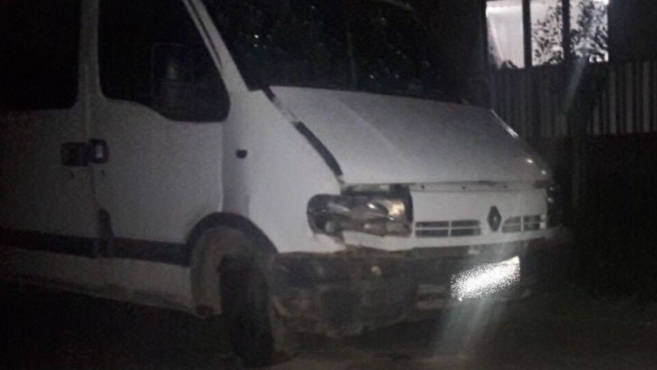 Водитель грузового микроавтобуса Renault не справился с управлением и съехал в кювет, сообщили в полиции