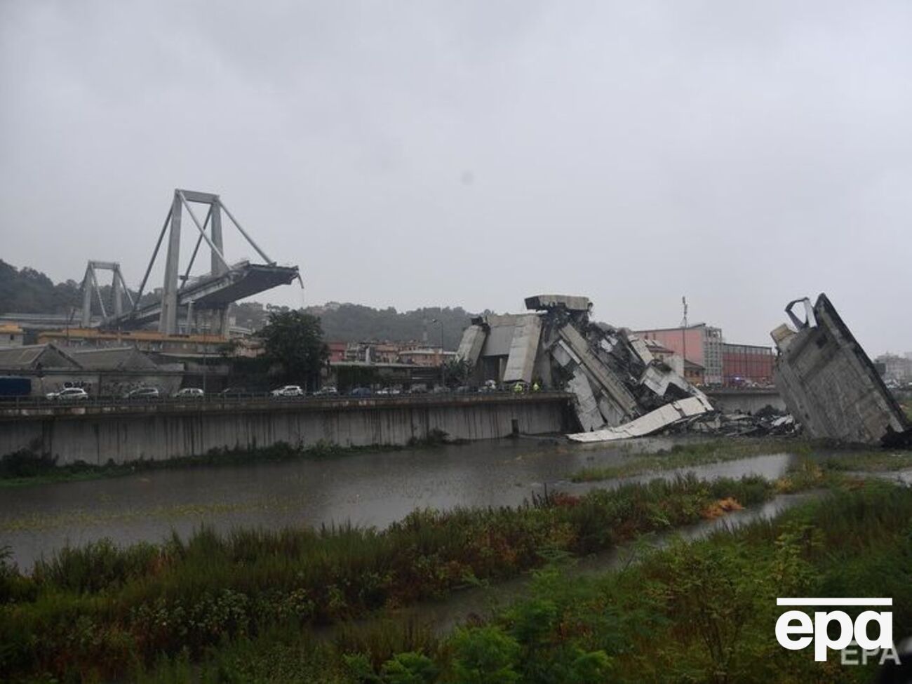 Пожарные и медицинские работники вытаскивают людей из-под обломков