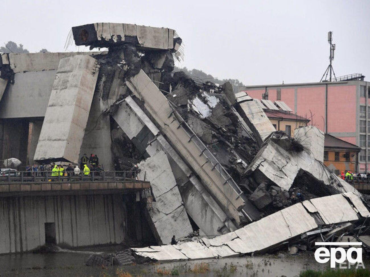 Местные власти предполагают, что мост мог обрушиться из-за ослабления несущих конструкций