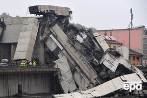 Місцева влада припускає, що міст міг обвалитися через ослаблення тримальних конструкцій