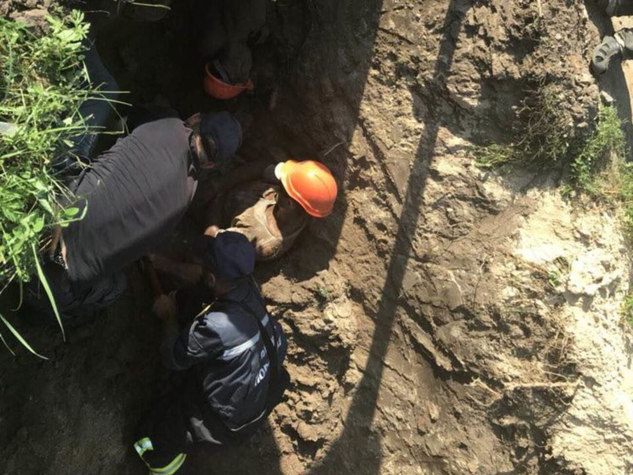 Мужчин засыпало землей на улице Мичурина