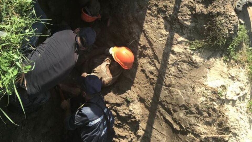 Чоловіків засипало землею на вулиці Мічуріна
