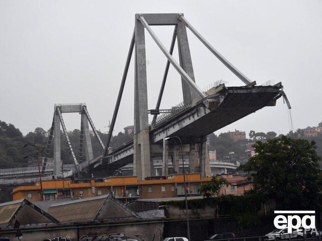 Мост обрушился днем 14 августа