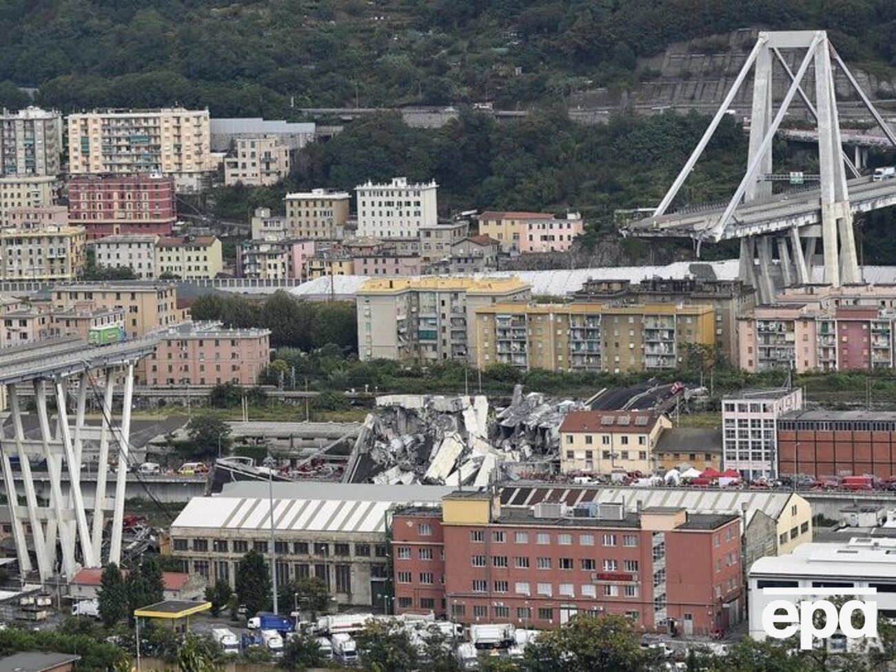 Мост обрушился в полдень 14 августа