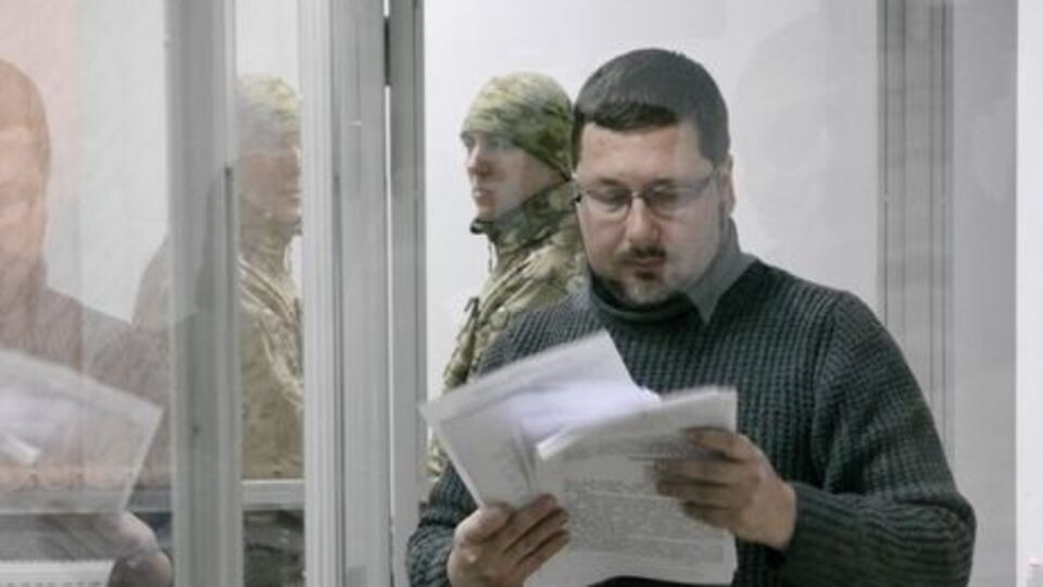 Во время подготовительного заседания суд разрешил Ежову находиться не в клетке, а рядом с защитником
