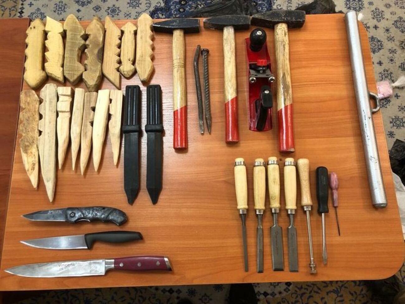 Изъятые ножи, отвертки и молотки