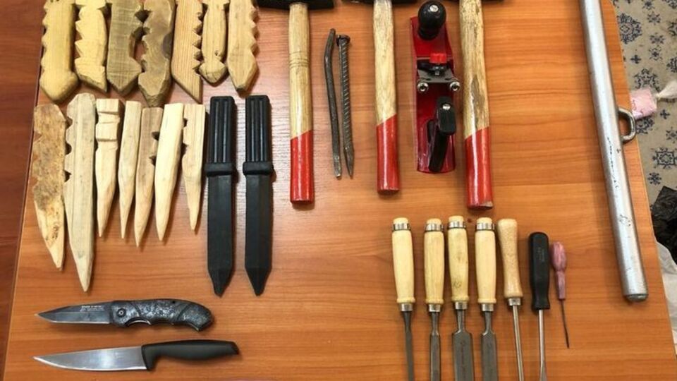 Изъятые ножи, отвертки и молотки