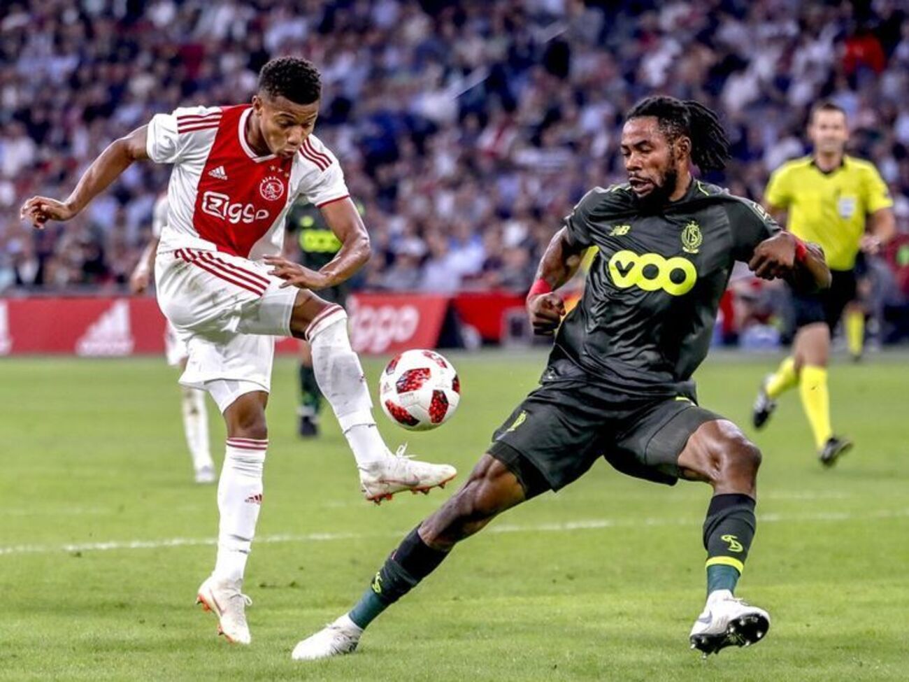 "Аякс" (червоно-біла форма) забив "Стандарду" три м'ячі у матчі-відповіді