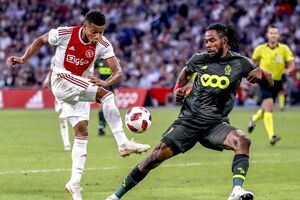 "Аякс" (червоно-біла форма) забив "Стандарду" три м'ячі у матчі-відповіді