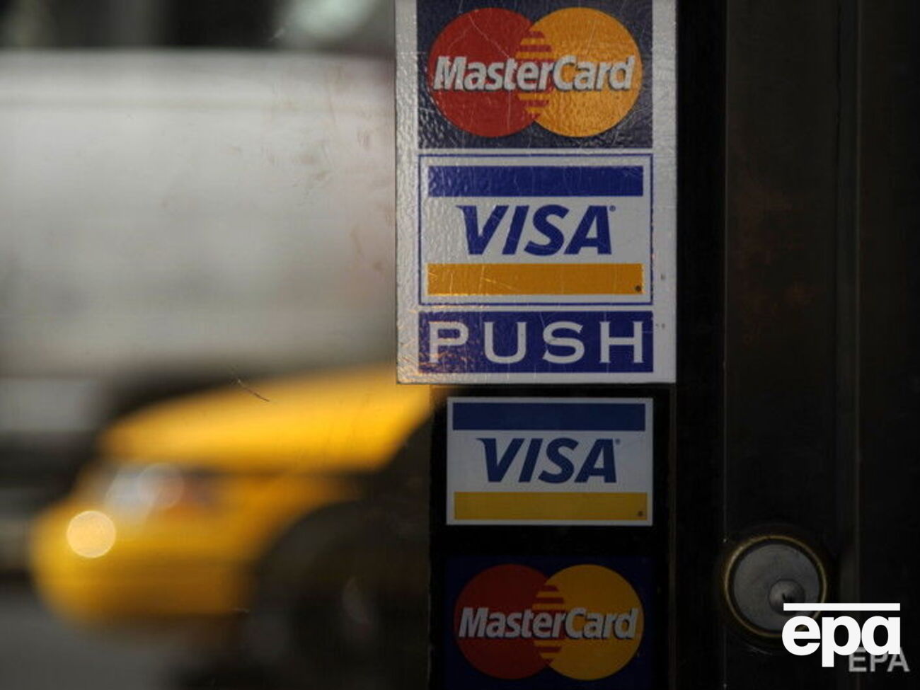 Операції з використанням платіжних систем Visa і MasterCard було заблоковано у Криму у грудні 2014 року, проте 2016 року Visa продовжила роботу на півострові