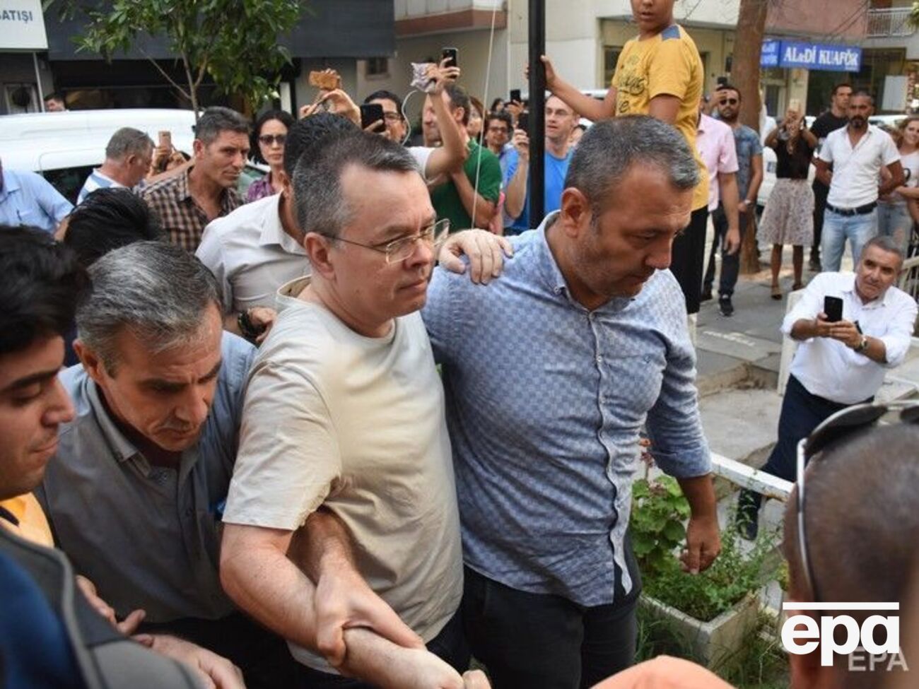 Брансона (в центре) ставили под домашним арестом