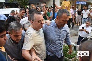 Брансона (в центре) ставили под домашним арестом