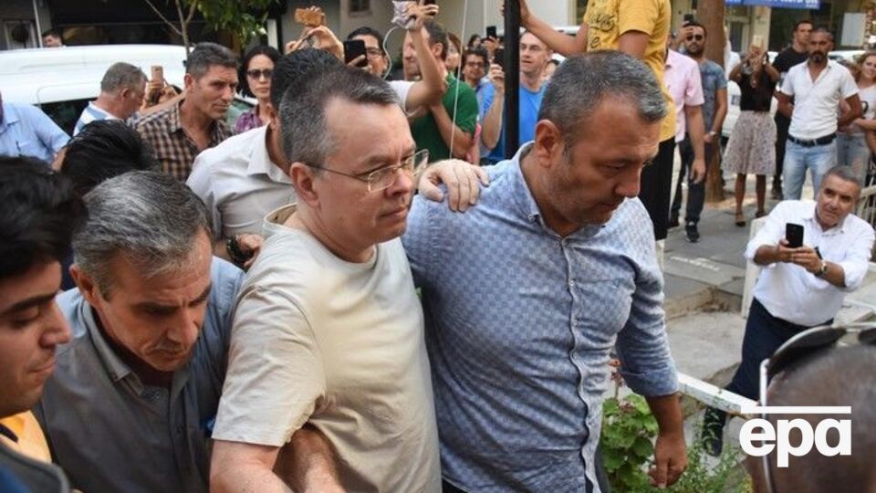 Брансона (в центре) ставили под домашним арестом