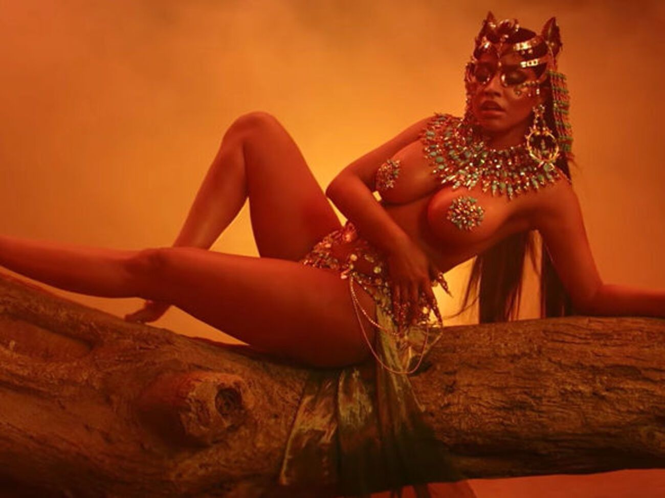 Мінаж постала в образі правительки