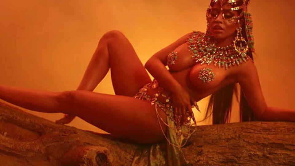 Минаж предстала в образе правительницы