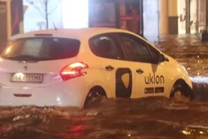 Ночью из-за ливня затопило Крещатик
