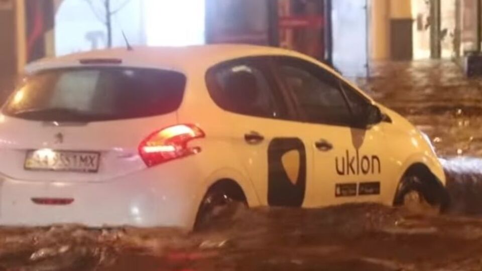 Ночью из-за ливня затопило Крещатик