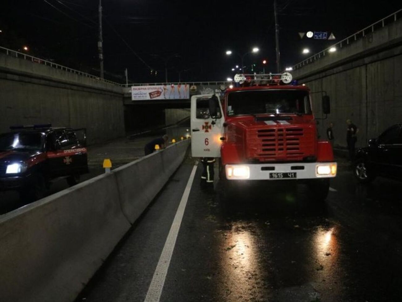 Спасатели откачивали воду с затопленных улиц