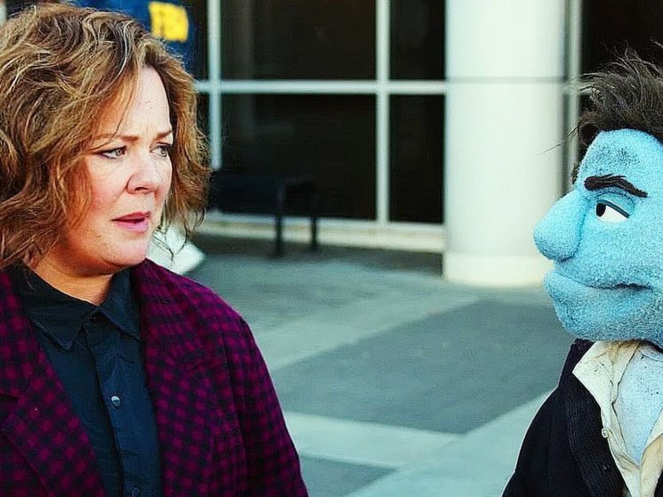 За сюжетом стрічки люди живуть поруч із ляльками та співпрацюють із ними